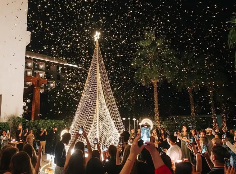 Moements Christmas tree lighting: a tree of lights under falling gold confetti