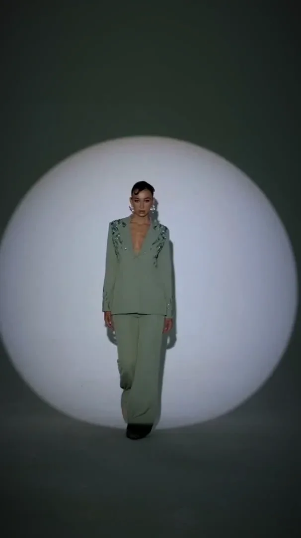 Li Luce collection film: a model walking through a circle of light